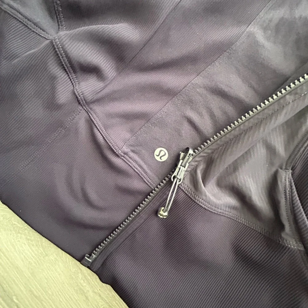 Lululemon Size 4 In Flux Jacket Hoodie Thumbholes in Black Grape - Picture 7 of 8